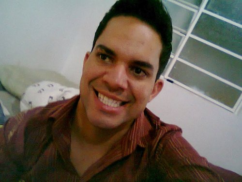 Bom sou uma pessoa que quem conhece ama, quem viver jamais esquecera,enfim sou apenas eu.Toçam o nariz, fechem o cu,sei fazer e sou bom no que faço.Fica a diga.