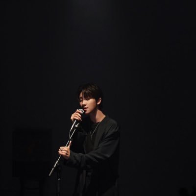 l_evanter_'s profile picture. #𝐌𝐢𝐧𝐠𝐡𝐚𝐨 « 𝑁𝑜𝑏𝑜𝑑𝑦 𝑟𝑒𝑎𝑐ℎ𝑒𝑠 𝑡ℎ𝑒𝑖𝑟 ℎ𝑎𝑛𝑑𝑠 𝑜𝑢𝑡 𝑡𝑜𝑤𝑎𝑟𝑑𝑠 𝑡ℎ𝑒 𝑓𝑙𝑢𝑡𝑡𝑒𝑟𝑖𝑛𝑔 𝑓𝑎𝑙𝑙𝑖𝑛𝑔 𝑝𝑒𝑡𝑎𝑙𝑠 »