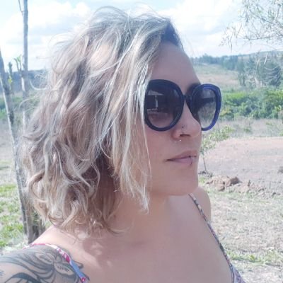 apocalipsechild's profile picture. traiçoeira e vulgar. sou sem nome e sem lar. Sou aquela.
sou filha da rua. sou cria da sua costela