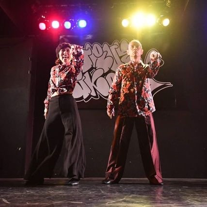 大阪の社交ダンスがメインのスタジオです。2004年1月1日開業。料金の激安さと無駄を省いた熱意ある指導が売りです。ストリートソシアルとは社交ダンスとストリートダンスを合体させたものです。ラテンとモダンに区別されます。2017年からOSSDというチームがダンスディライト等で結果を残してきたことが最初とされています。