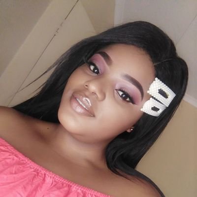 kaymoletsane's profile picture. Self-taught MUA💄
Hospitality 👩‍🎓
Pretoria 📍
https://t.co/9McVcsOD4j