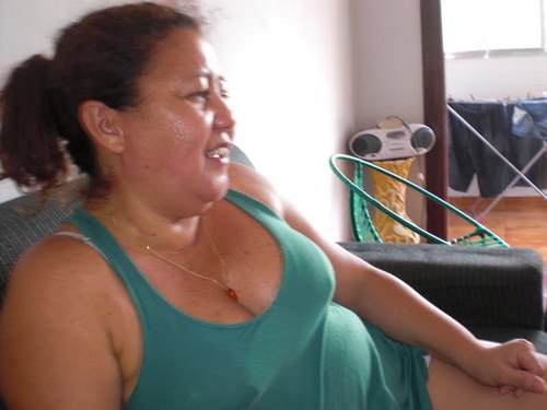 Sou técnica de enfermagem, atualmente tô só cuidando de minha mami, graças à Deus.....
