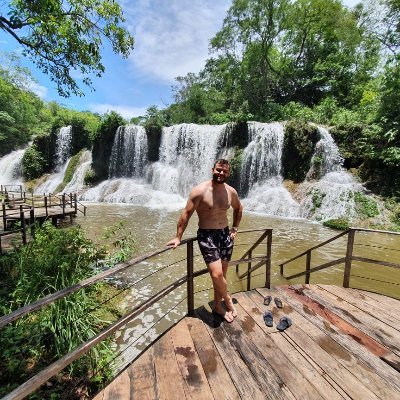 Empresário; Ciclista; Escorpiano; 35 anos.