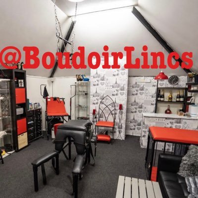 A classy, luxurious studio/dungeon that is fresh, bright n clean. Set in the heart of Lincoln. A decadent stay in the well equipped dungeon -Boudoir- Fetlife