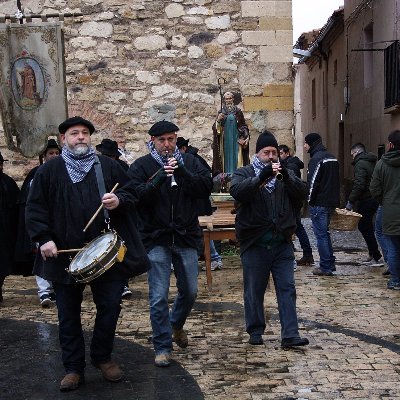 Somos un grupo de música tradicional que trabaja en la difusión e investigación del folklore aragonés