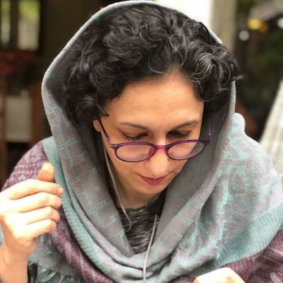 زنی خوشحال که رویاش رو زندگی کرد، به کتابا و آدما عشق میورزه و دنیا رو آسون میگیره.