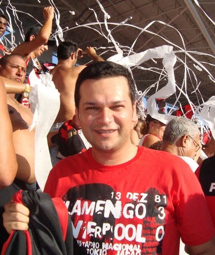 É preciso amor pra poder pulsar. É preciso paz pra poder sorrir. É preciso a chuva para florir.