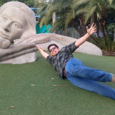 Ucista por Profesión. Mi realidad depende de unos cristales sucios. Al buen entendedor pocas palabras.