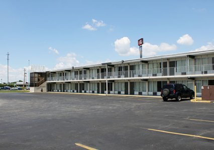 Econo Lodge Hotel in Perrysburg Ohio is just off Interstate 75 conveniently located nearby many local attractions including Toledo Zoo, the SeaGate Convention C