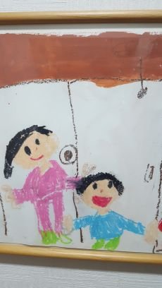 父母妹を8ヶ月で看とるが、その間に夫に若年性アルツハイマー認知症の診断が。介護サービスを拒否がちの夫を中学生と小学生のキッズケアラーと三人で自宅介護するも限界に達し貯金なくなるまで施設に入れることを決意。2024.5.22 夫、誤嚥性肺炎からの老衰で死去。