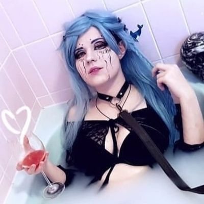 💫Selfmade cosplays/lingerie💫Prop-Maker💫speaking 🇩🇪/🇬🇧
 ✏️Art acc @fyly_draws🖌️
NSFW art @Fyly_Nsfw_Art