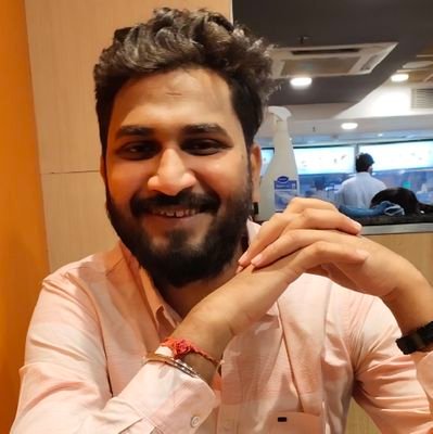 तुम से जो पहले एक शख्स यहां तख्त नशिं था ,उसको भी अपने खुदा होने पे इतना ही यकीं था ।।।
स्वयं की खोज में - एक यात्री