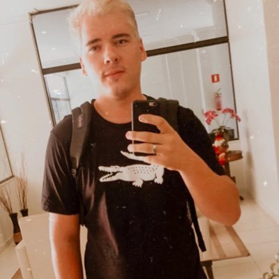 24 anos, canceriano, 3/4 administração, são paulino, ex gamer, paixão por violino.