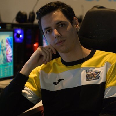 Jugador profesional de Hearthstone. Masters Tours de Indonesia, Asia y Madrid. Subcampeón WUCG 2019 en China.
