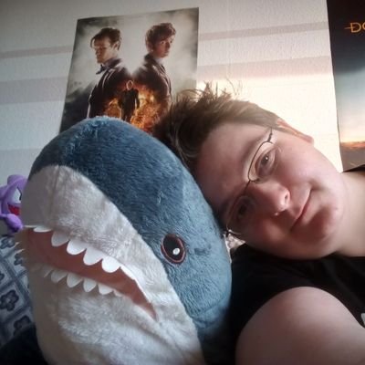 Die mit dem Hai (@Altonasharkus).
#SchleFaZ. @SektionPluesch
Teil von @SchleTaZ & @SchleCast.
Sarkastisch. Sharksitter. Satirisch veranlagt. #WirSindSchleFaZ.