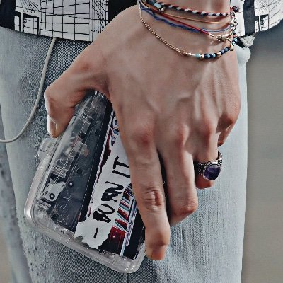 AmlikaQ's profile picture. fear the double 🐰