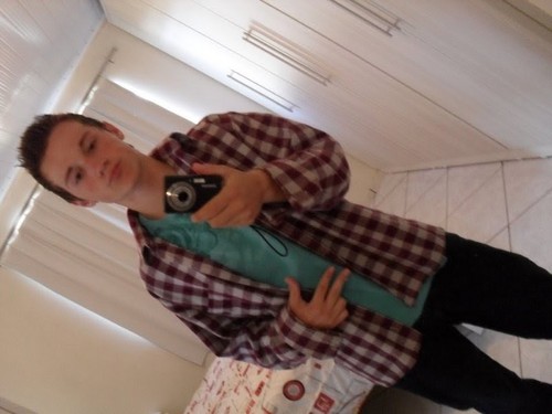 lopes_dede's profile picture. Tenho 16 anos, curto Rock, sou torcedor do São Paulo, sou Capricórniano, julgo as pessoas à primeira vista, n sou alto, sou querido, e tah massa jah