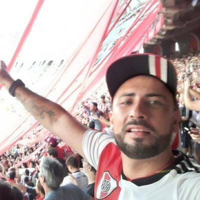 En mi CV dice, hincha de River, como Bauti MQ y los hijos de Enzo pe