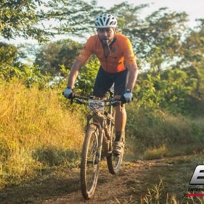 Topografo de profesion 
Ciclista por pasión
Padre de makesa  
Por una colombia mejor
Y además de villanueva la guajira