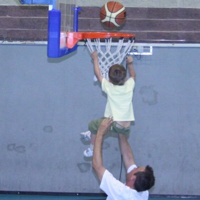 Profesor, Fisioterapeuta, Exjugador y entrenador de baloncesto. La política y los políticos de este país dan ganas de ponerse a llorar...