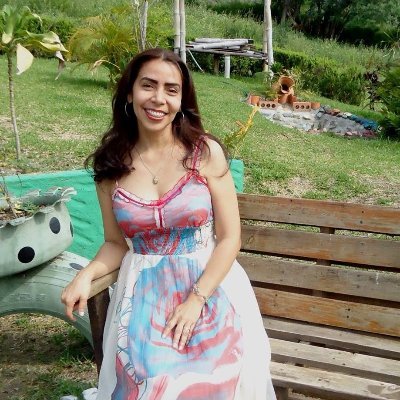 Vivir en Dios es vivir en la fuente del amor, seguir el camino de Jesús, es hacer camino al Paraiso y servirle es santificarse día a día en su amor.❤️🌼🌺🌻