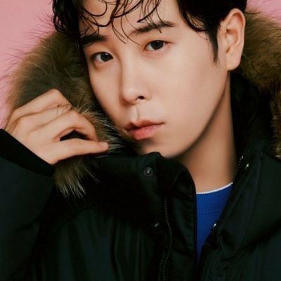 멍한 모습이 보호본능을 일으키며 허당미에 어디둿는지 모르는 물건들을 찾아헤매고 폭신한 감자를 좋아하며 결정장애가있고 다리떠는 남자는 못보는 모찌 볼따구를 가진 표눈보리♡블락비포에버♡비비씨포에버♡