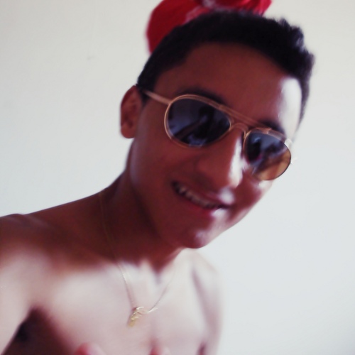 Sou um cara que sabe divertir os outros , e faço muita bagunça rsrs , tenho muitos amigos que me divertem no dia-a-dia, e nunca quero perde los e esse sou eu!!
