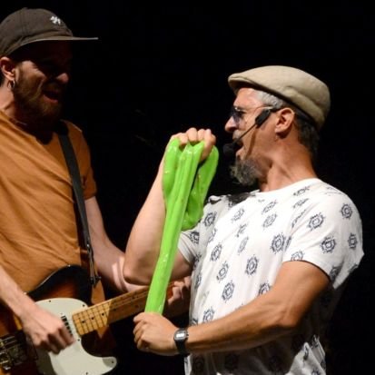 Educador social, membre de Xiula, cantant a Àcid Folklòric, actor i director al Jove Calassanç Teatre. Pare de l'Aixa i la Lluna.