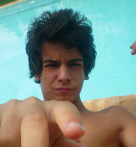 Aquariano , ciumento , baladeiro , tímido, santista roxo , orgulhoso , musica , filmes , amigos , praia e Surf.