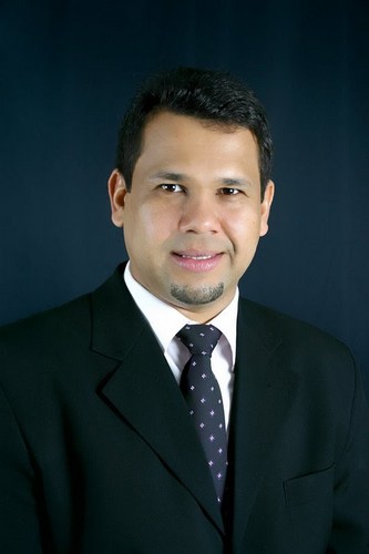 é bacharel em direito título concedido pela SEUNE e especialista em Direito Penal ; Analista Judiciário do TJ/AL; Diretor de Comunicação da USSA