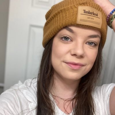 loneliviaa's profile picture. 