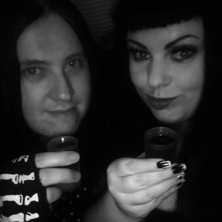 Twitch partner. Music spinner. Dark, gothy, futurepoppy music styles mainly! Seemingly always dressed in black. @OfficialBlues member. 🖤 @mrsflorabell