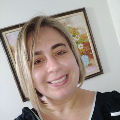 Nutricionista especialista em Vigilância Sanitária de Alimentos. 
Vendedora autônoma.
Mamãe da Marjorie.
Esposa do Márcio.
Filha de Angela Maria e Luís