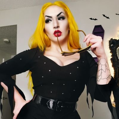 Always support the three G's 💖🦇🏳️🌈
Art, music, horror, fashion. I like to make people laugh 🖤