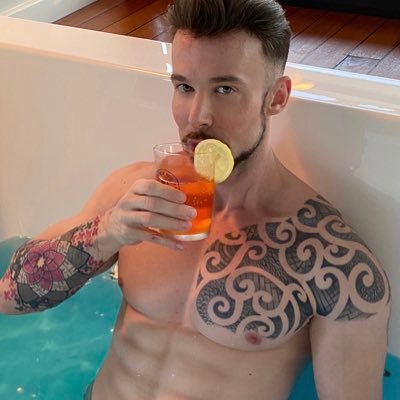 Come into my world ! I’m an athlete, fit and open minded guy. Here you can find some special content about my private life...