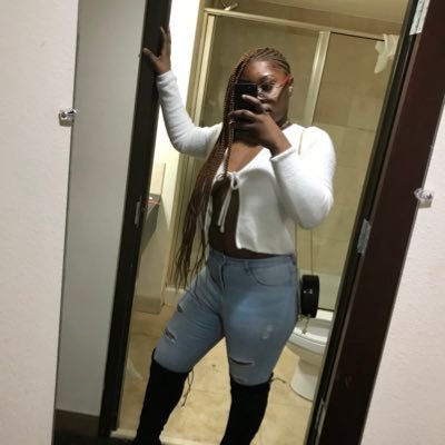 slow feet don’t eat 🤑💪🏾 21 with no kids single and not looking .