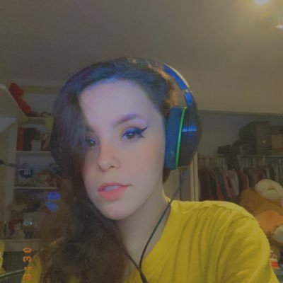 A Vtuber that is streaming Apex Legends, Minecraft, and more!