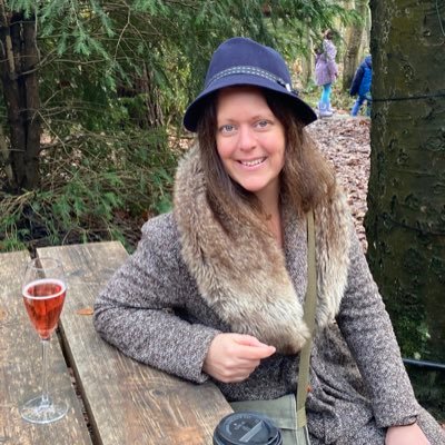 Murder and blooms. Golden age cosy crime author & garden writer @halfwildgarden. Order A Deadly Discovery here https://t.co/EdW8bQvfEo