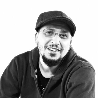 نبضُ الجمالِ لمن أراد فصاحةً
إنّ الجمــال بِذكــره يَـتأكّـــدُ
وَحىٌ إذا الشُـعراءُ مسّـوا طيفَه
يستلهـمون الـدَّر مـنه فَيُنشــدُ
#الضاد