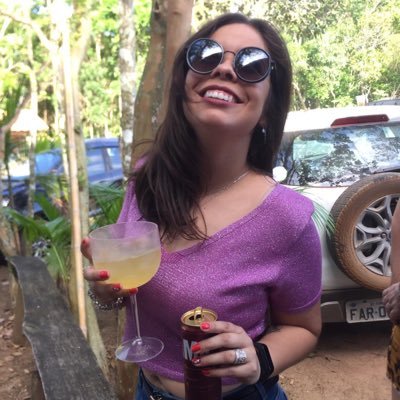 ''Delicada igual coice de mula 👧''
  Doce igual um limão 🙆🌼