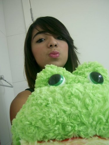 sou uma pessoa apaixonada,meiga,carinhosa,divertida,companheira..nao gosto de mentiras nem falsidads.*--*