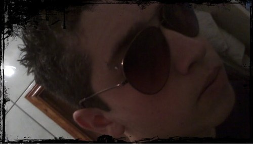 Entre sexo e rock and roll , eu prefiro os dois , melhor fazer ouvindo .  ACϟDC e Guns 'N Roses =D