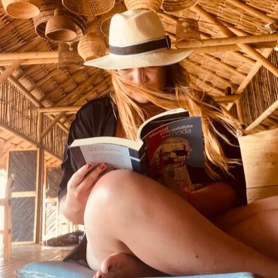 Dizque abogada, diplomática y fashion enthusiast. No necesariamente en ese orden de importancia. Opinions are my own.