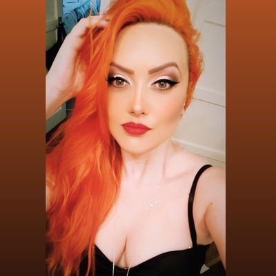 i💛socialising,meeting people, photograpy,exploring.most of all performin(SINGING is my life)i appreciate every 2nd of life even@my lowest moments :-D xx