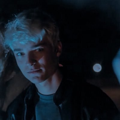 wallsskam's profile picture. isak valtersen lovebot • she/her