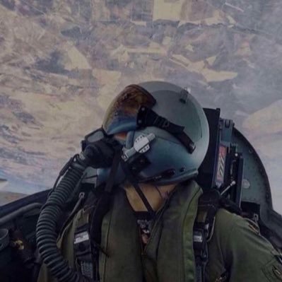 عز حالك لحالك لا تدور جمايلهمّ . . ✈︎ pilot