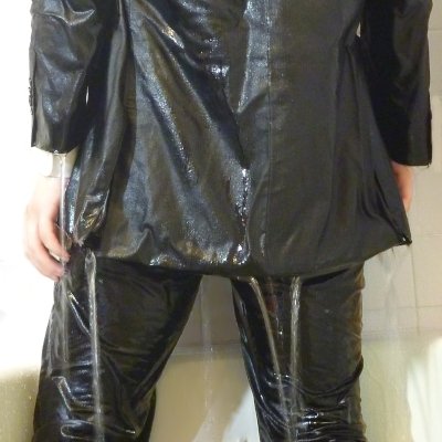 amanomitsuru's profile picture. Wetフェチのアラフィフおじさんです。制服やスーツなど格好いい服を着てずぶ濡れになるのが好き。ずぶ濡れで楽しそうな人を見るのは性別服装次元関係なく好き。子どもが独立したのでwet趣味を再開しました。よろしくお願いいたします。

※当アカウントの写真はイラストへのトレース利用OKです。