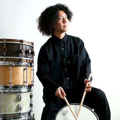 新宿区在住のドラマー。いろんなジャンルを演奏しています。
レコーディング、音楽制作、レッスン、リモートライブ生配信など行っています。お問い合わせはDMまでお願い致します!