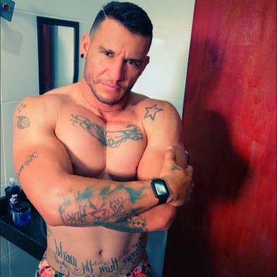 Atleta de artes mistas: Muay Thai, Boxe, karatê, wrestling e jiu-jitsu.
Mineirinho 🔺 Cruzeiro 💙
Ariano ♈