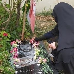 بابا !
از وسعت
لبخنـد توست که
جـان می گیرد زنـدگی ،
بگذار لبخنـدت
حال تمام روزهـای مرا خوب کند . . .
جانباز شهید حاج محمد متدین.